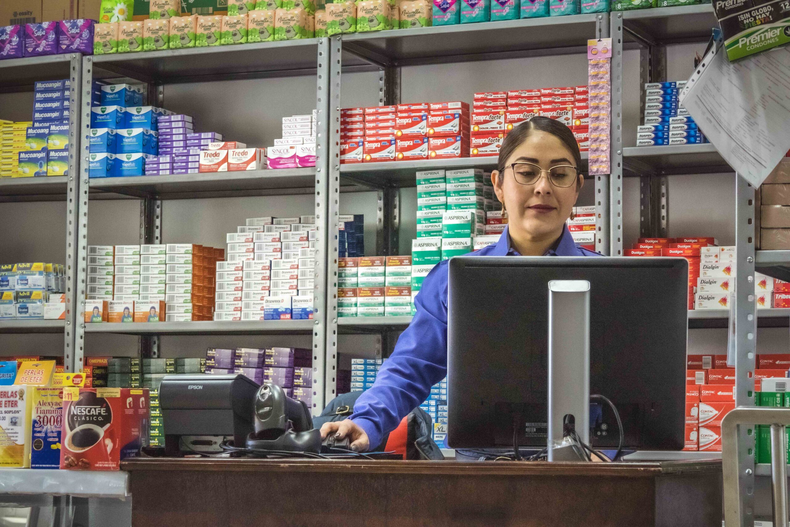 Atención profesional en mostrador y control de inventario en Distribuidora Guzmán